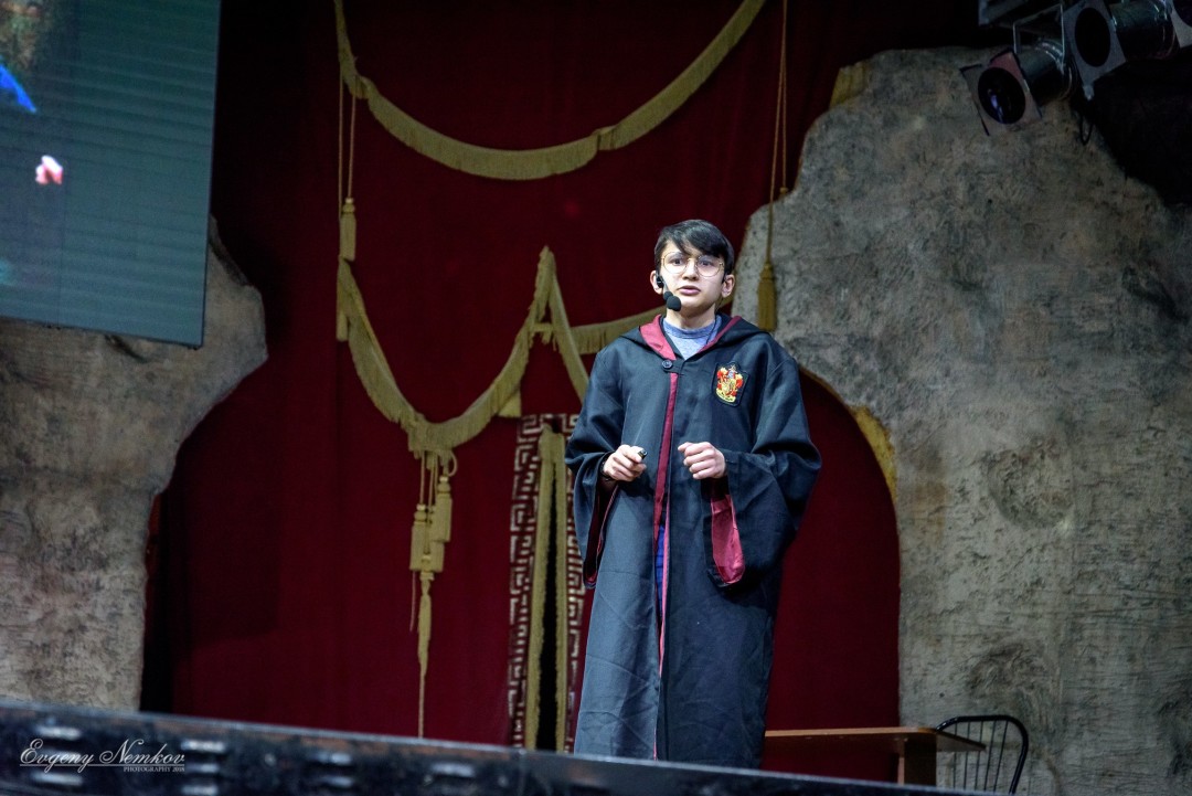 Участники могут выходить на сцену в костюмах, танцевать или читать стихи – использовать все способы, чтобы завоевать внимание зрителя.