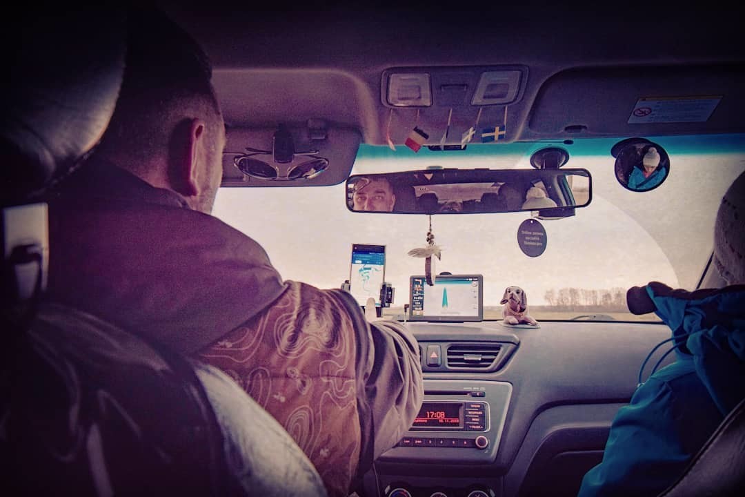 Вид на путешествие с заднего сиденья автомобиля.