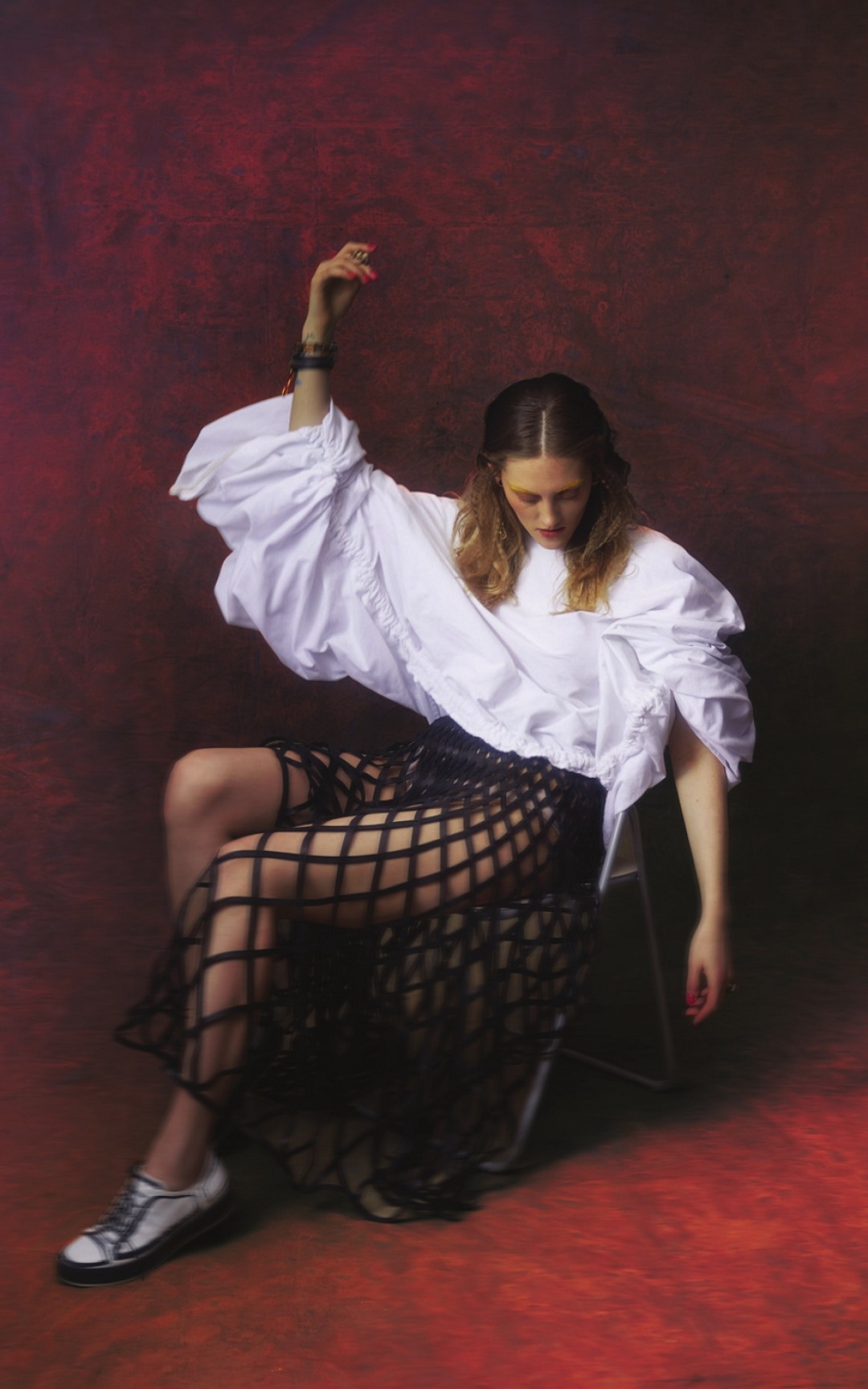 На Полине: блуза Roma Uvarov Design (Nob Agency), юбка и браслет Dior (Dior), обувь Marina Rinaldi (BOSCOFAMILY)