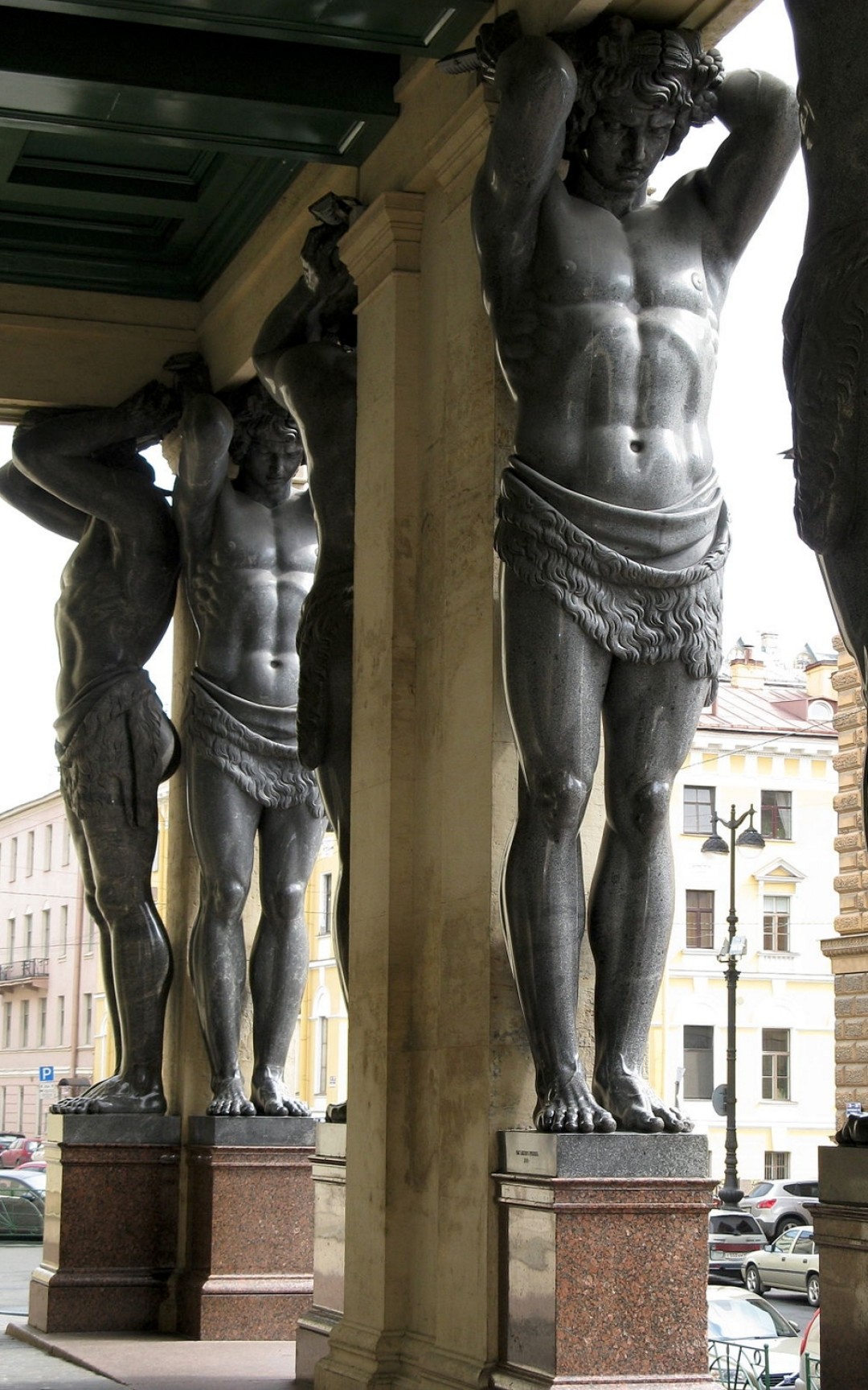 Атланты Нового Эрмитажа стали одним из символов музея и всего Петербурга: с мая по ноябрь в национальном павильоне России на Венецианской биеннале