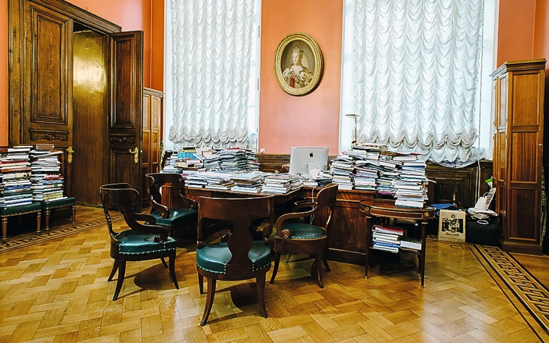 Над столом директора Эрмитажа сегодня висит портрет его основательницы Екатерины II, а в советские времена это место занимало изображение В. И. Ленина