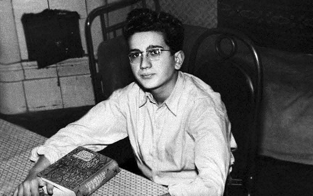 Михаил Пиотровский. Школьник Миша Пиотровский дома за чтением книги Сомерсета Моэма