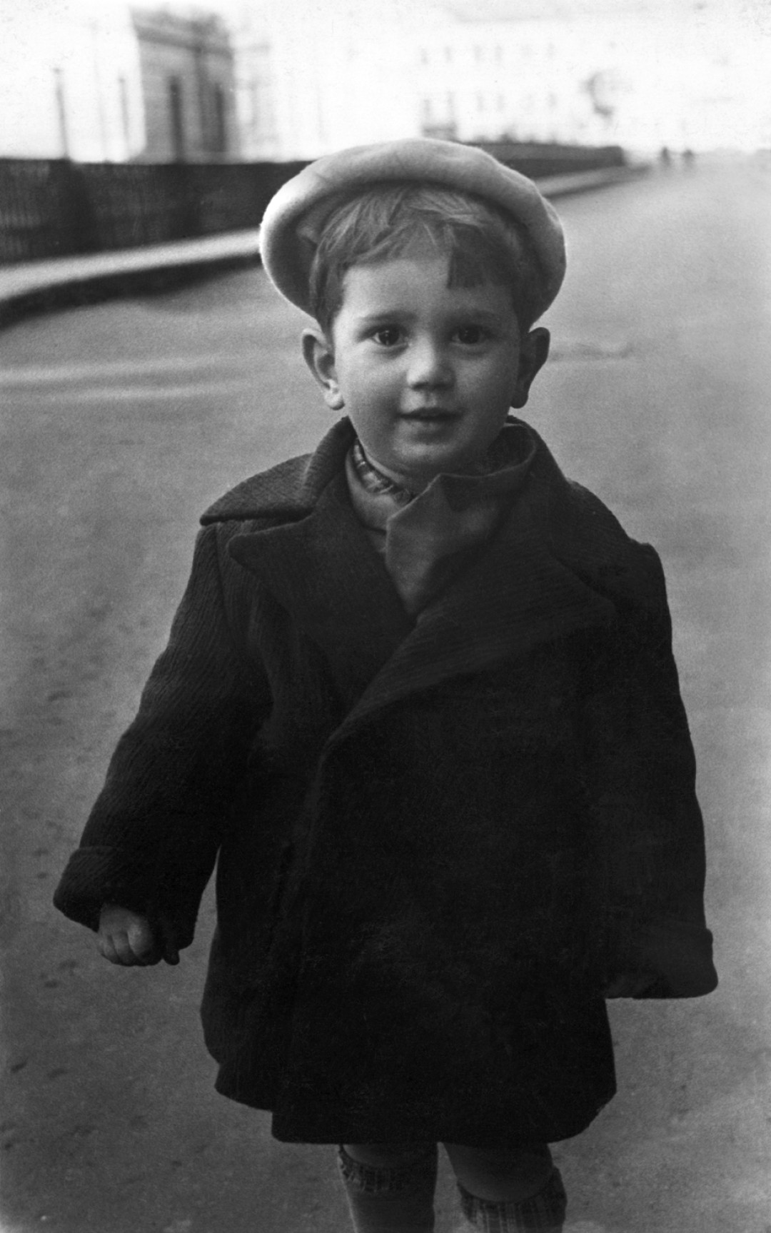 Михаил Пиотровский. Михаил Пиотровский родился 9 декабря 1944 года в Ереване, в семье эвакуированного из блокадного Ленинграда археолога Бориса Пиотровского и арменоведа