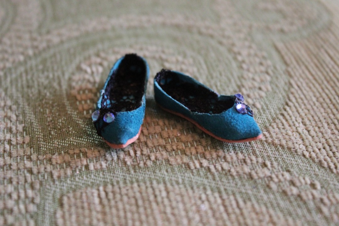 Аксессуары для кукол Александра делает сама