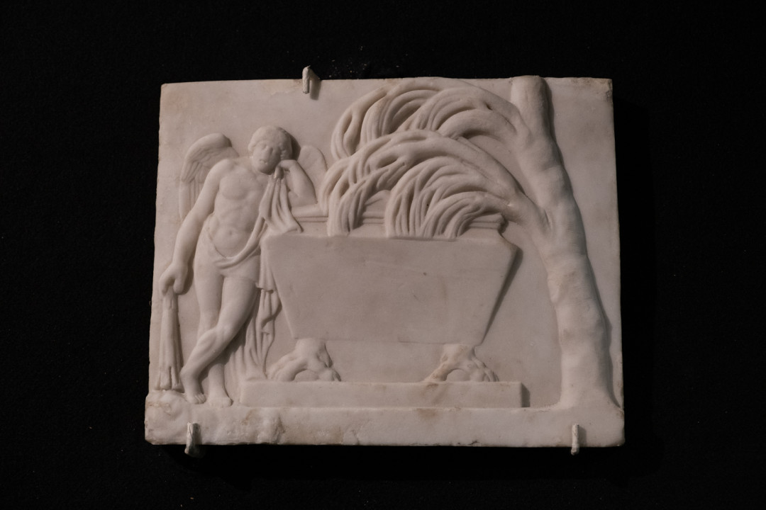 Гений смерти. Копия барельефа с надгробия А.Я. Охотникова. По оригиналу скульптора Ф. Тибо (между 1807 и 1815). Музей городской скульптуры