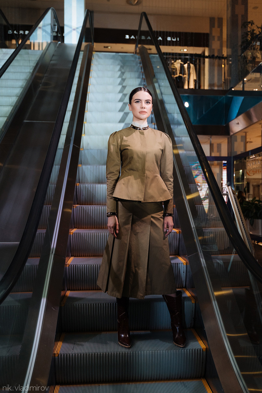 Показ второй коллекции бренда прошел в Торговой галерее «Кристалл», модели позировали прямо на эскалаторе