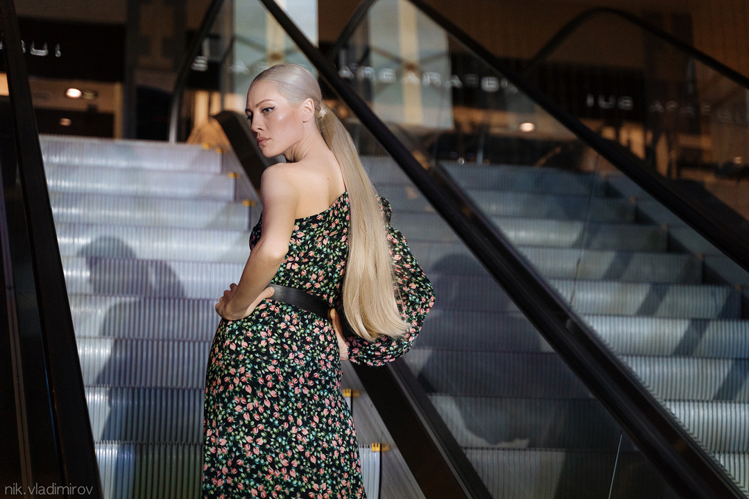 Показ второй коллекции бренда прошел в Торговой галерее «Кристалл», модели позировали прямо на эскалаторе