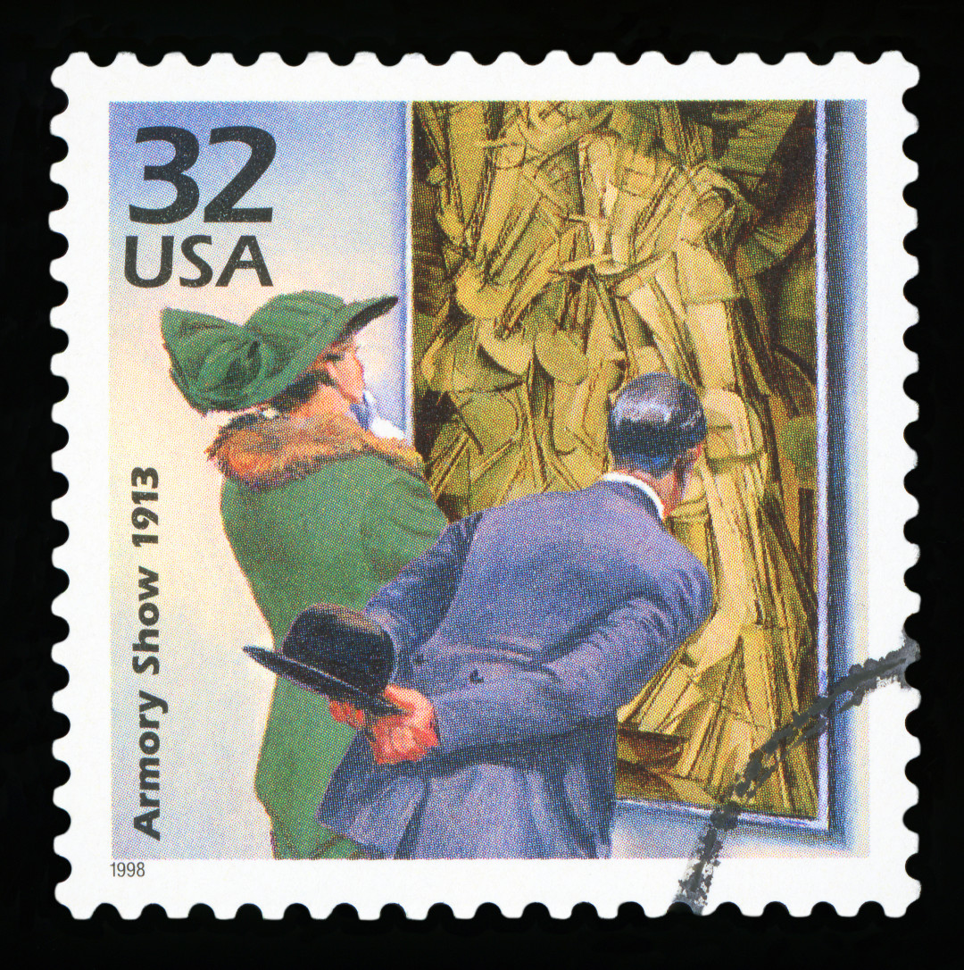 Памятная марка с изображением работы Марселя Дюшана «Обнаженная, спускающаяся по лестнице», которая была представлена на выставке Armory Show в Нью