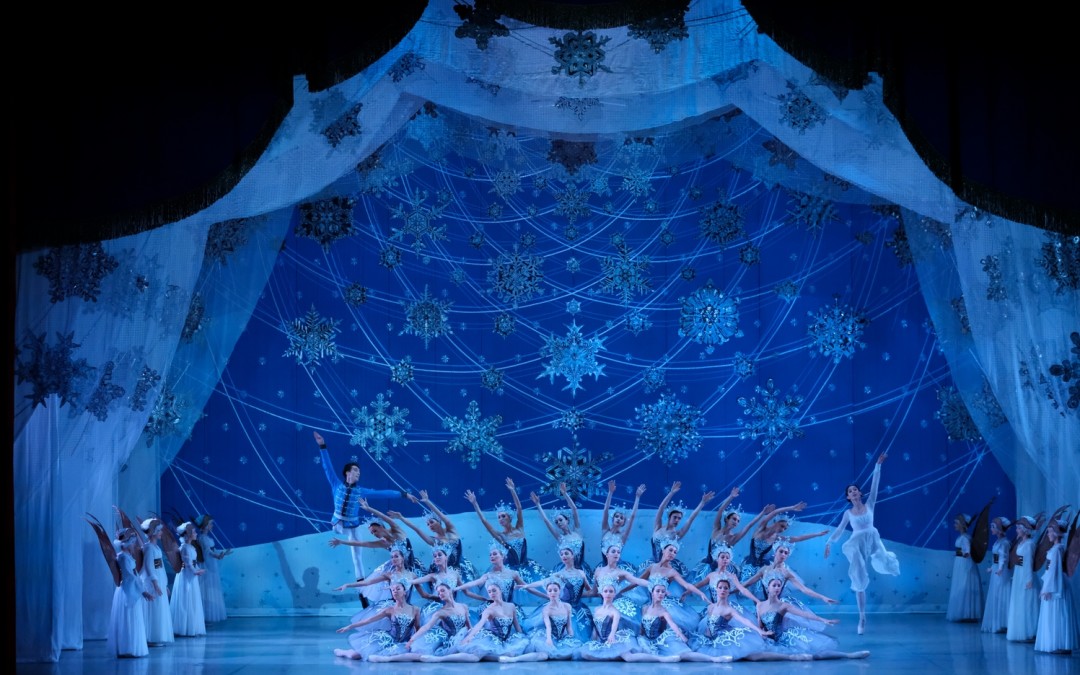 В сценографии пермского «Щелкунчика» используются мотивы кобальтовой сетки ИФЗ.