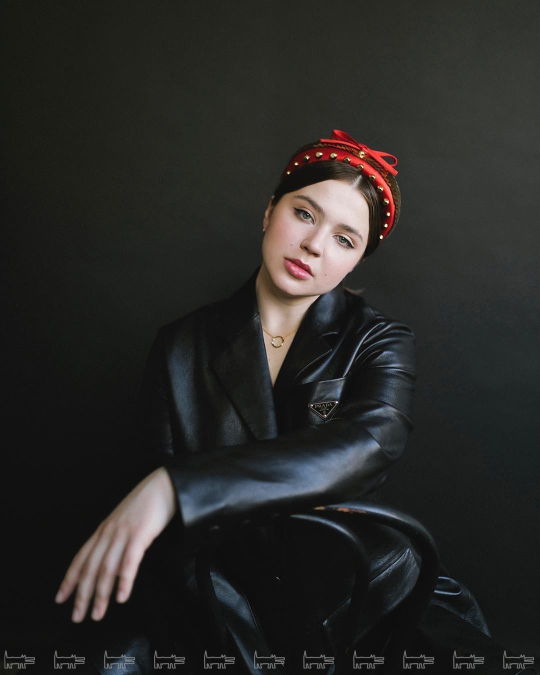 Пальто, платье, ободок PRADA, колье TOUS