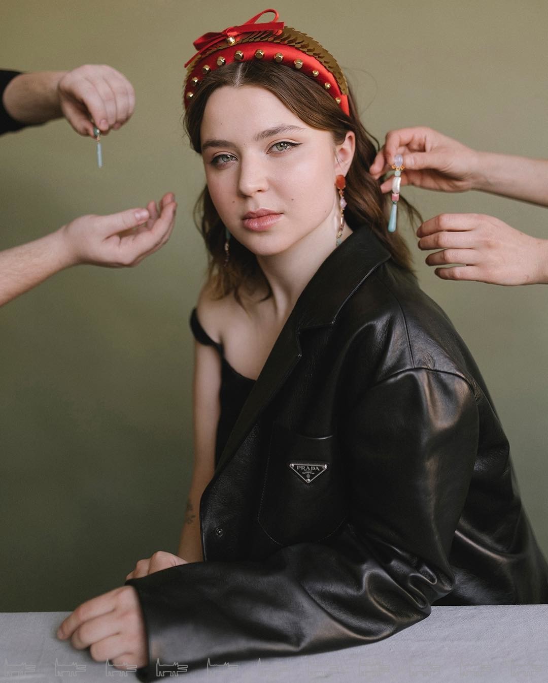 Пальто, платье, ободок PRADA, колье TOUS