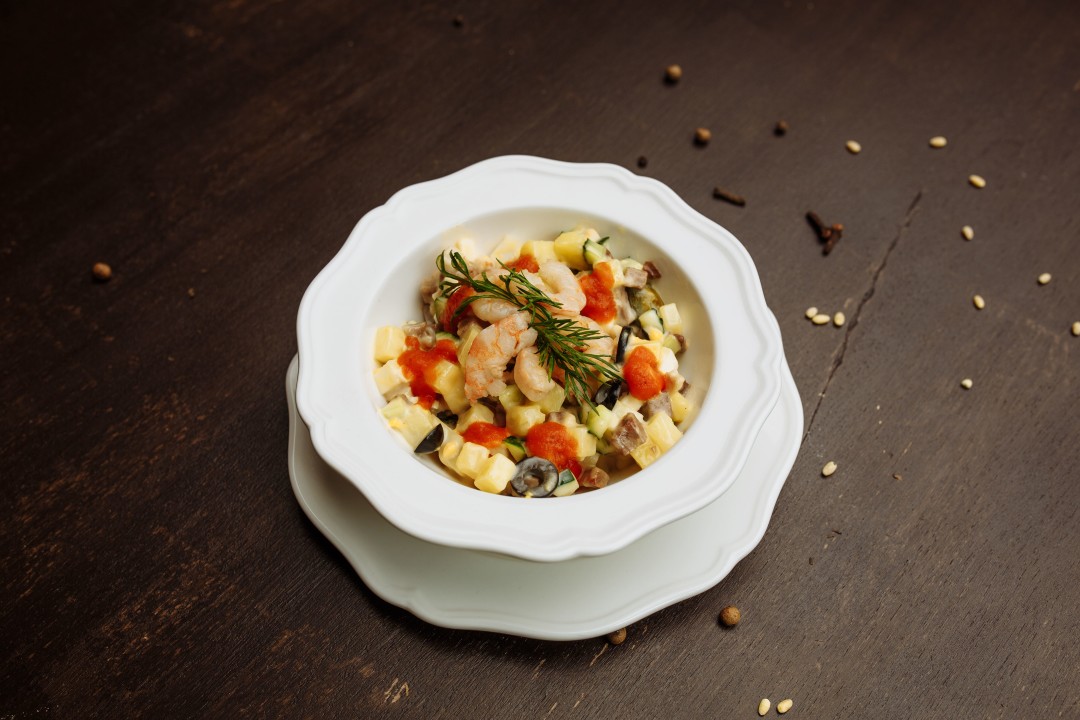 Оливье с копченой курой, языком и раковыми шейками под соусом кабуль, 350 руб.