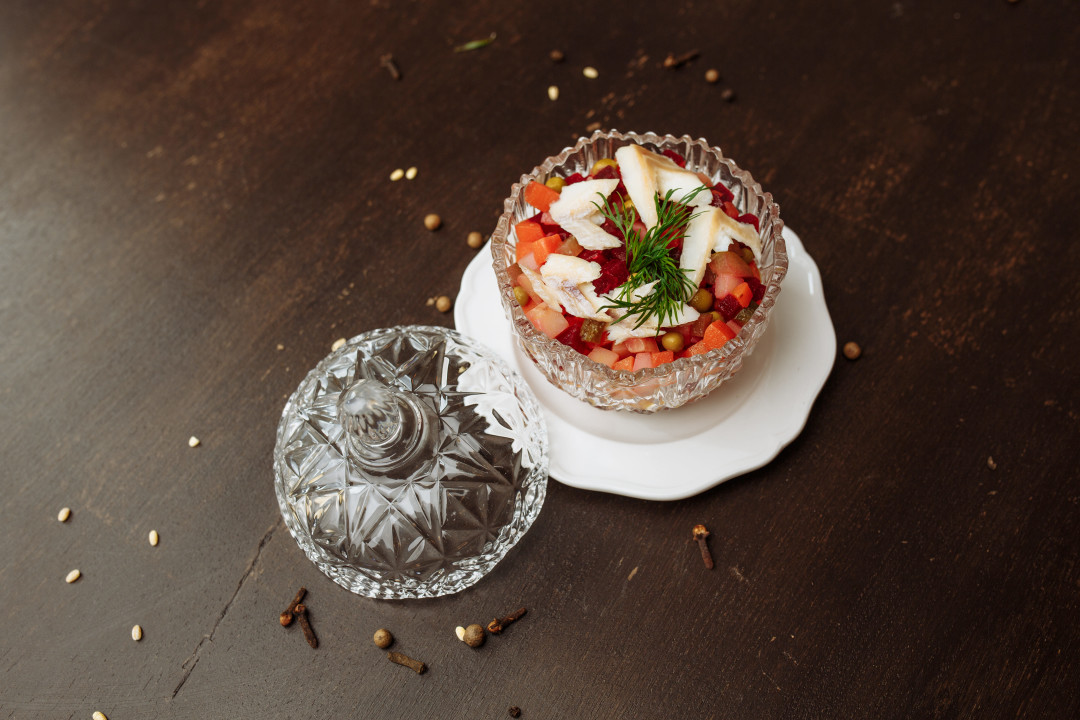 Винегрет с копченым окунем, 280 руб.