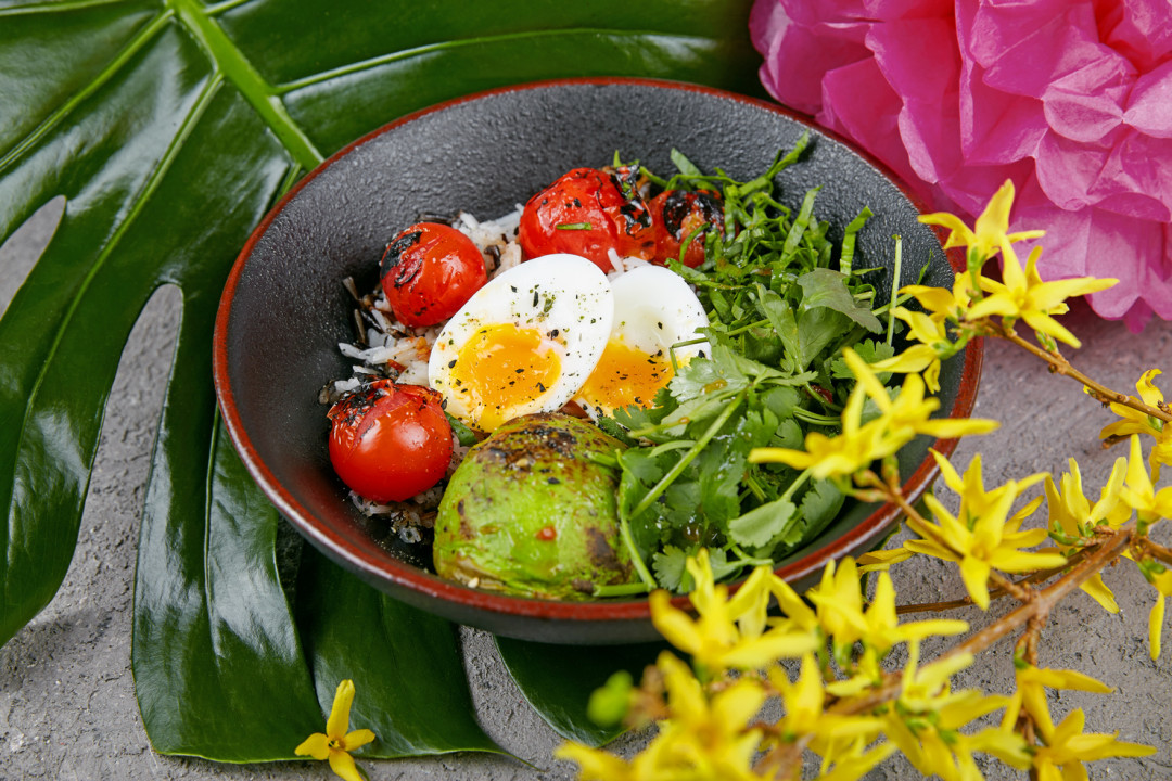 Боул с авокадо гриль, печеными томатами, яйцом и бурым рисом​