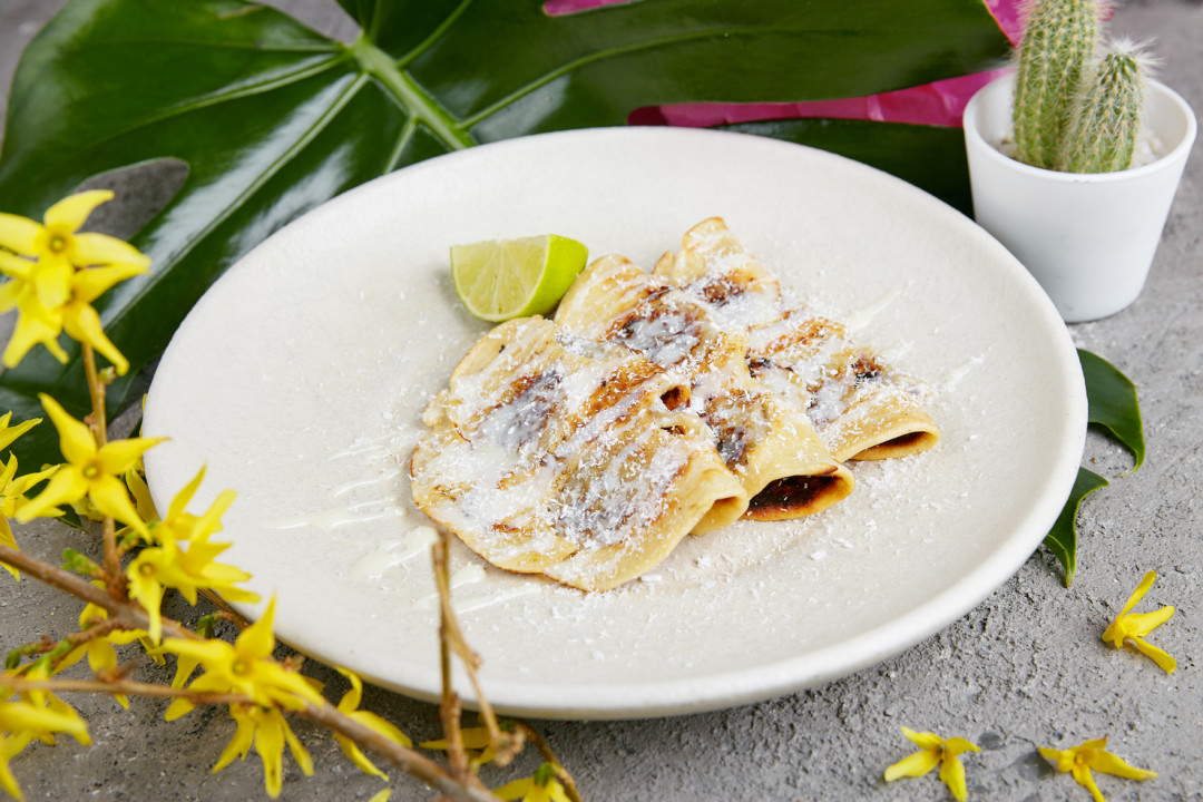 Банановые панкейки со сгущенным молоком и кокосом