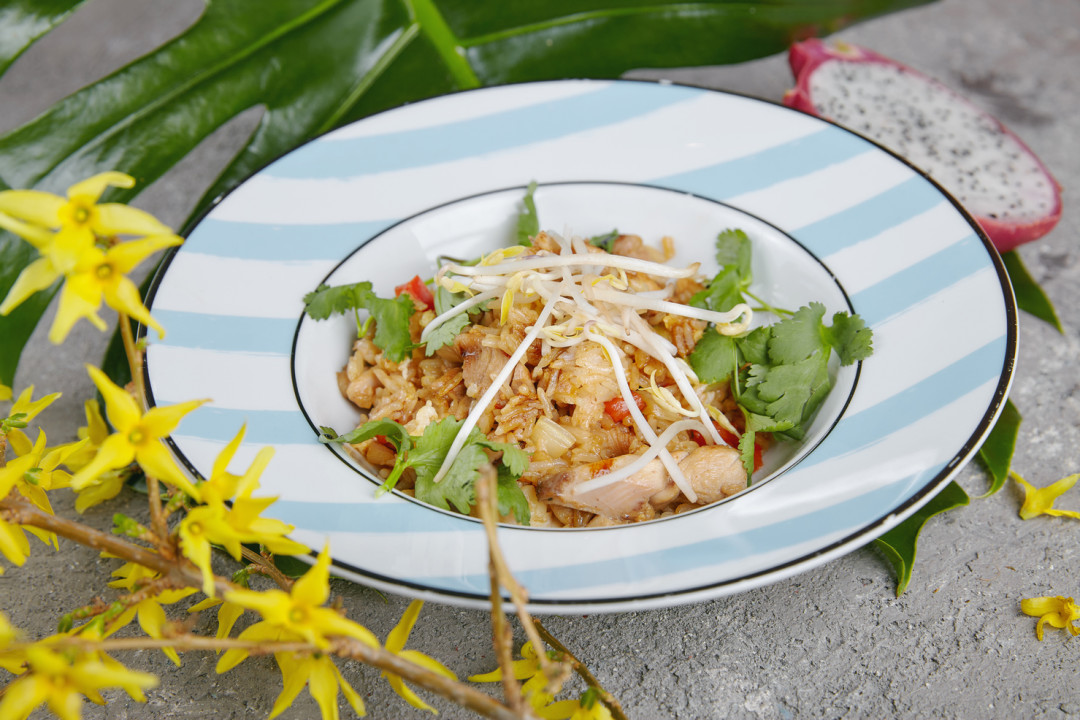 Жареный рис с креветками и яйцом