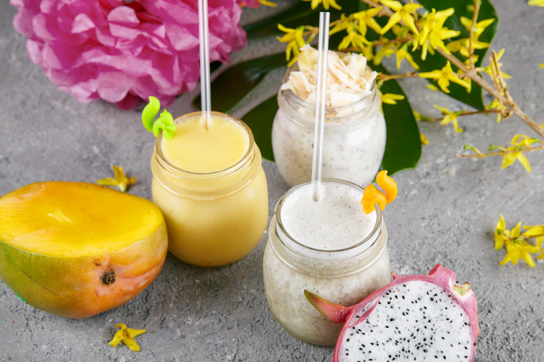 Смузи драгонфрут и манго-личи, кокосовый чиа-пудинг с бананом