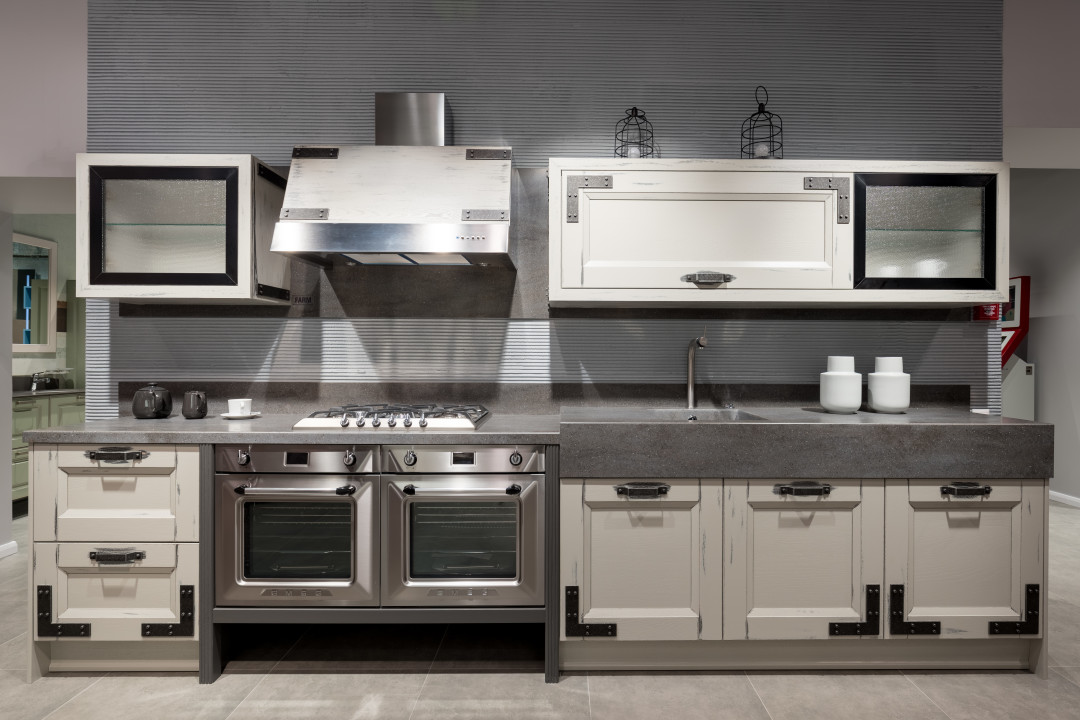 В модели Farm современные элементы гармонично сочетаются с классическими, например, накладки из черного металла на фасадах из массива.