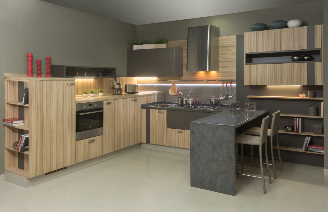 В коллекции Mix 22 фасады напоминают качественный шпон, а стойкие покрытия из ламината и лазерной кромки дополнительно защищают мебель.