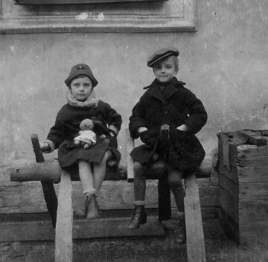Леонид Романков и его сестра-двойняшка Любовь Романкова в детстве.
