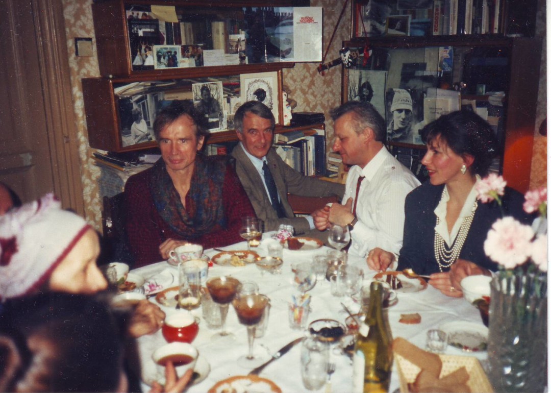 В центре: Рудольф Нуреев и Леонид Романков на застолье в 1989 году.