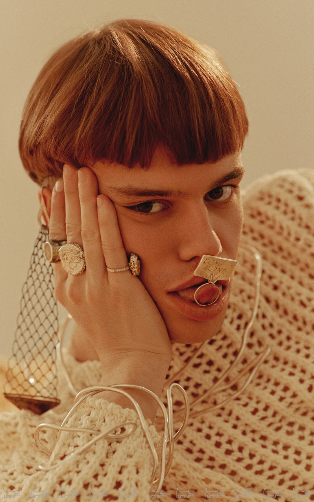 Кирилл Шаповалов, диджей. Свитер Jacquemus (ДЛТ), колье, браслет и серьга «Юрий Былков», кольца Outsider accessories