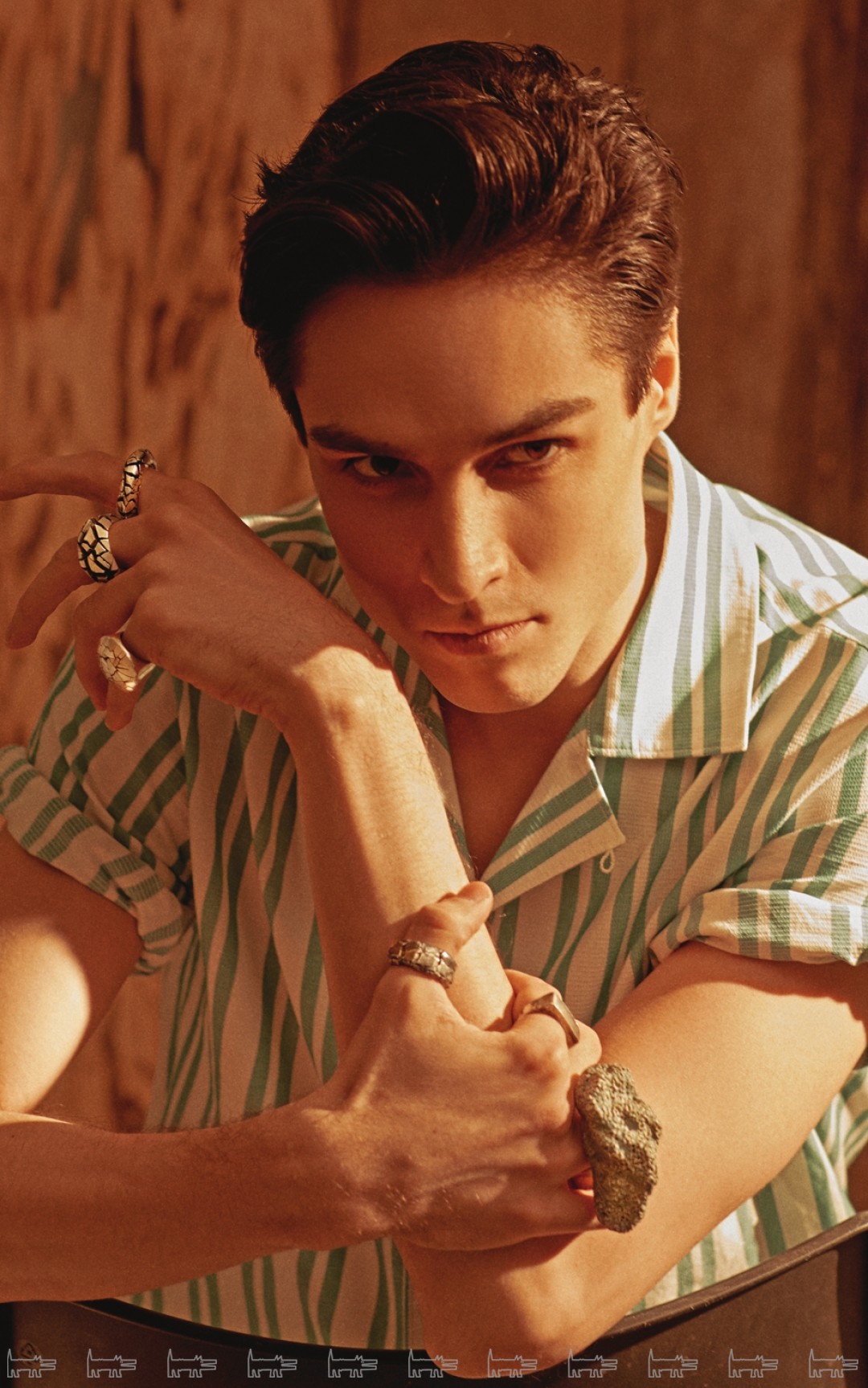 Тимур Аскеров, премьер Мариинского театра. Рубашка Acne Studios (ДЛТ), кольца OSSA, кольцо с камнем «Юрий Былков»