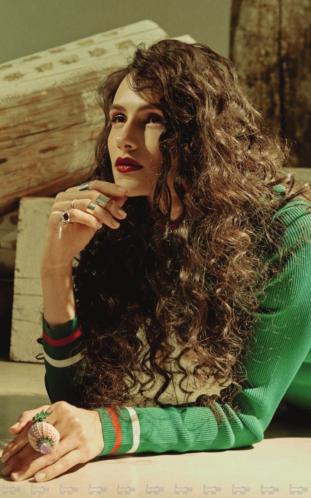 Кристина Шапран, первая солистка Мариинского театра. Платье Tommy Hilfiger, серьги, кольца и цепь Sumei, кольцо-цветок «Сергей Новиков»