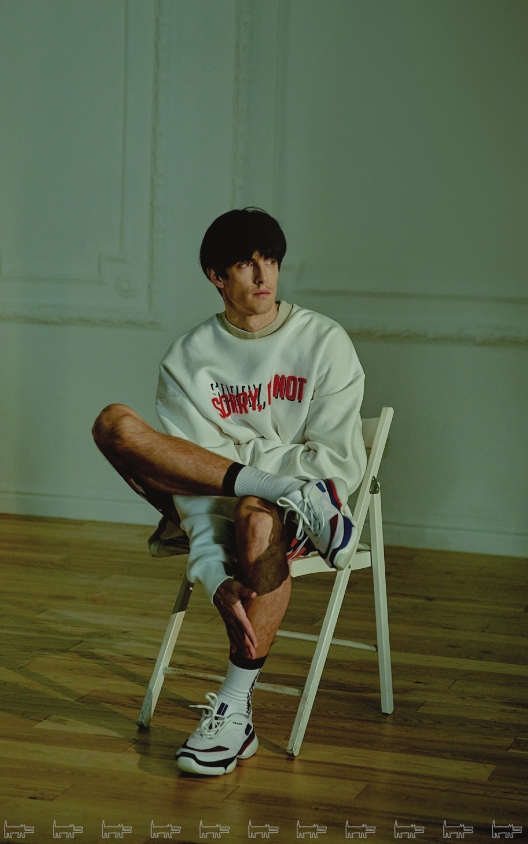 Ксандер Париш Свитшот и велосипедки Sorry, I’m not (Sorry, I’m not), носки Dior Homme (Dior), кроссовки Prada (Prada)