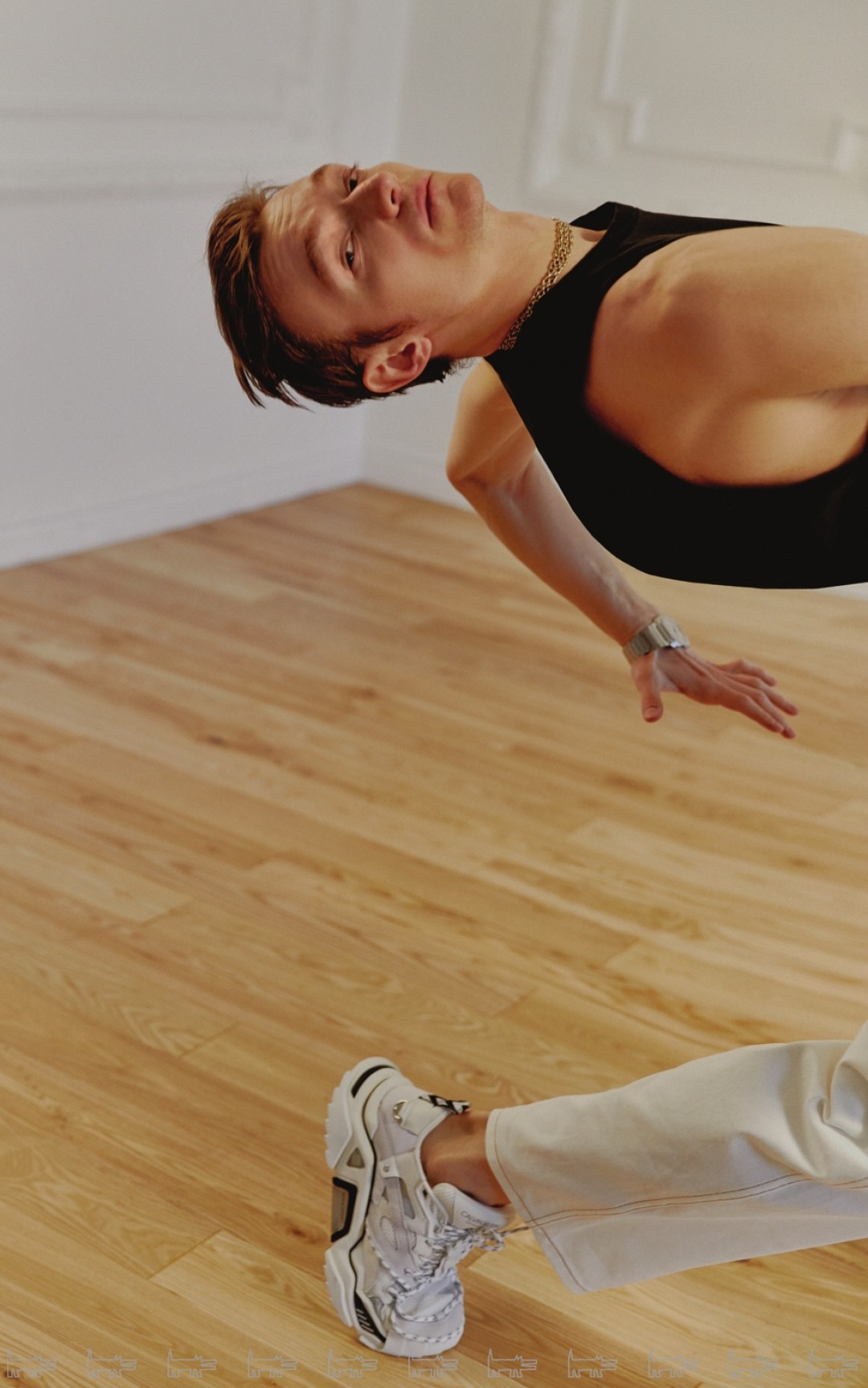 Александр Сергеев Часы Bvlgari (Bvlgari) майка Dsquared2, брюки Jacquemus (все — ДЛТ), кроссовки Calvin Klein 205W39NYC (Babochka Concept Store)