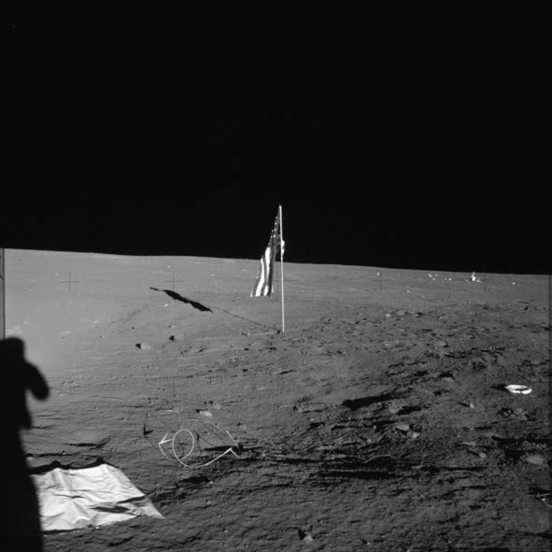 Обвисший флаг экспедиции «Аполлона-12»; снимок сделан 19 ноября 1969 года