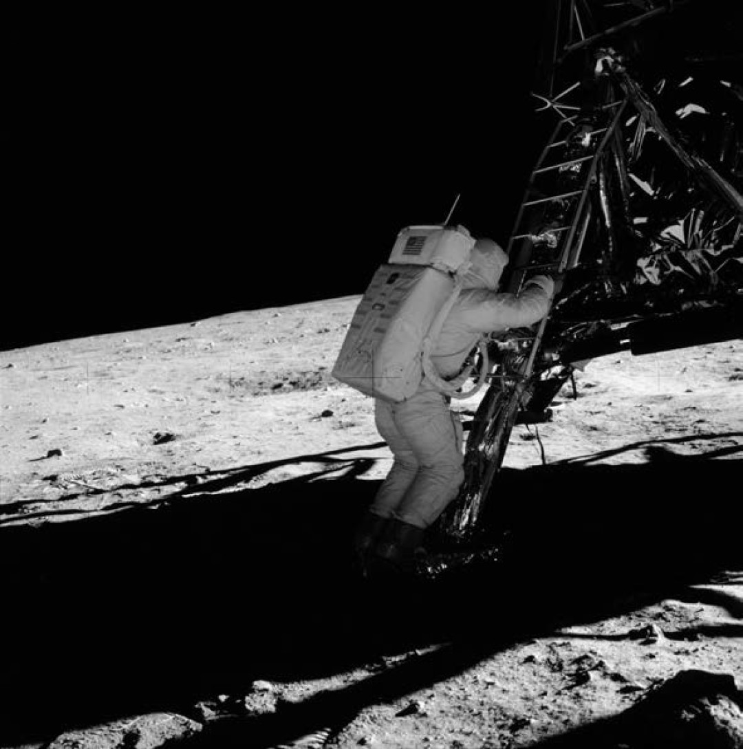 Астронавт Эдвин Олдрин сходит с лунного модуля «Орел»; снимок сделан Нилом Армстронгом 20 июля 1969 года