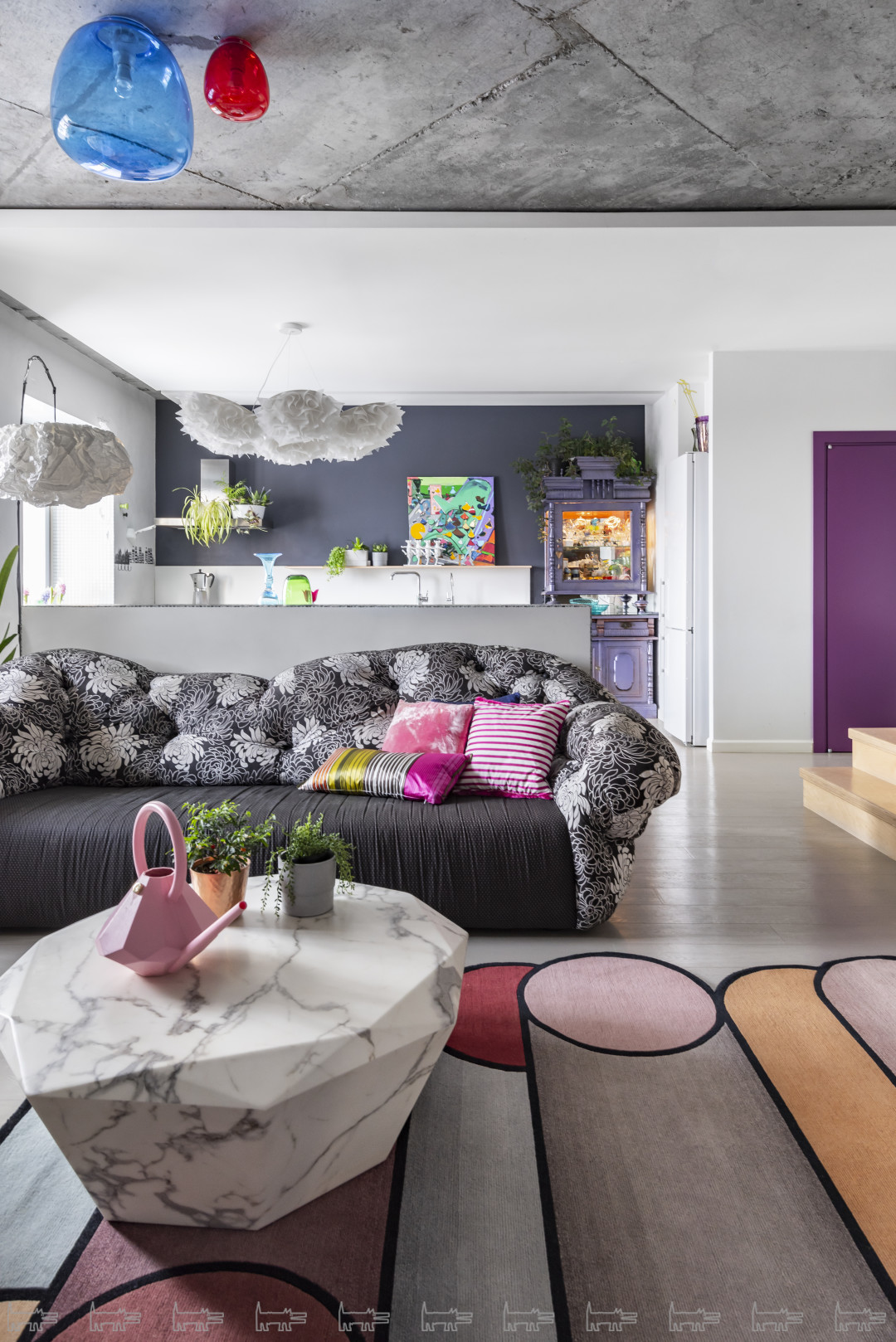 Периодически владельцы делают небольшие подарки своей квартире. Так в доме появились журнальный столик из искусственного камня, люстра и торшер в