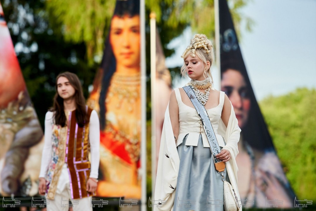 Солистка angelic milk Сара Персефона в платье от Татьяны Парфеновой на финальном объединенном показе дизайнеров в Царском селе