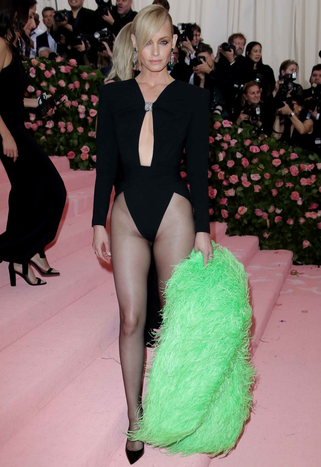 Эмбер Валлетта в Saint Laurent и в украшениях Chopard