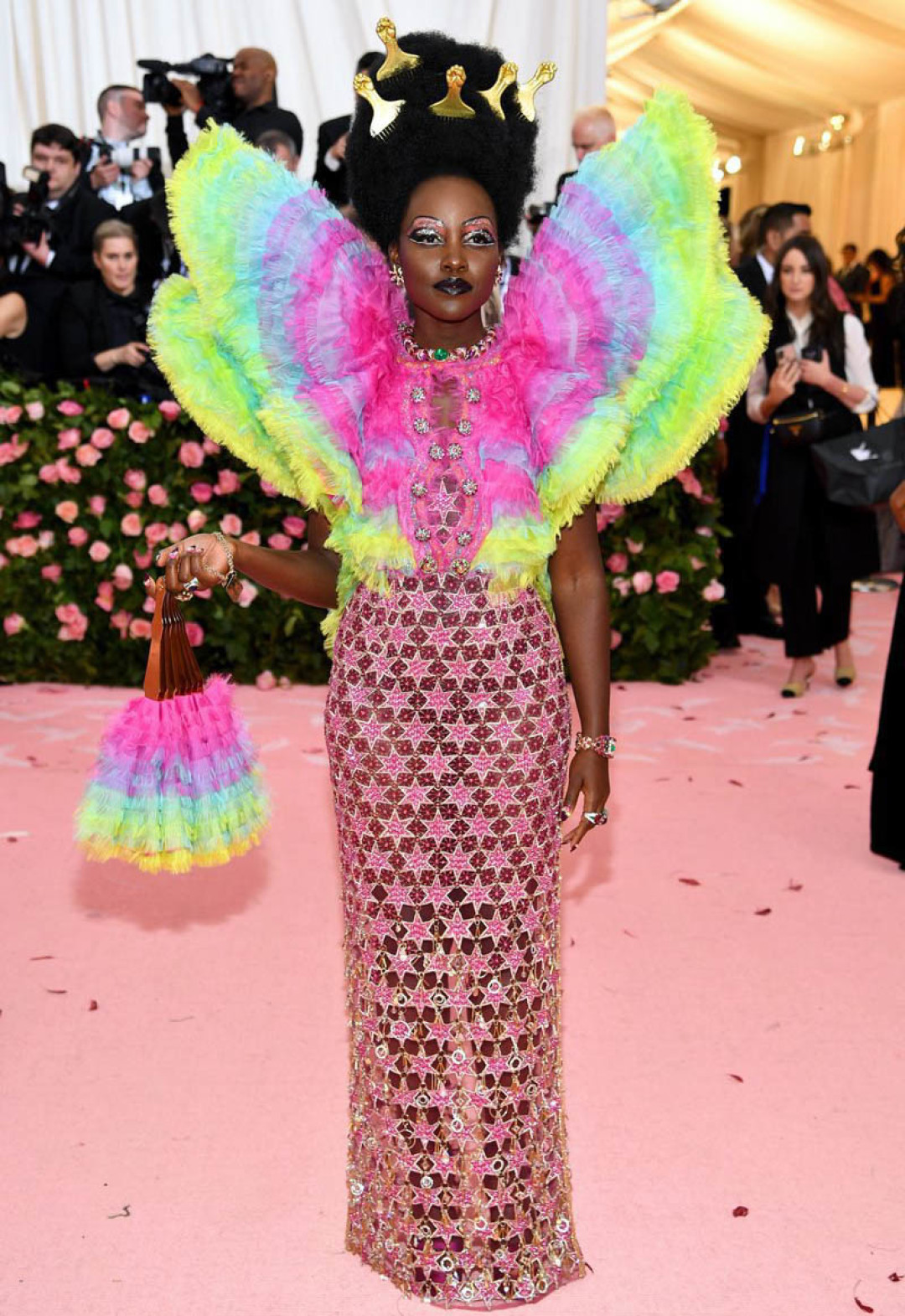 Люпита Нионго в Versace и в украшениях Bvlgari