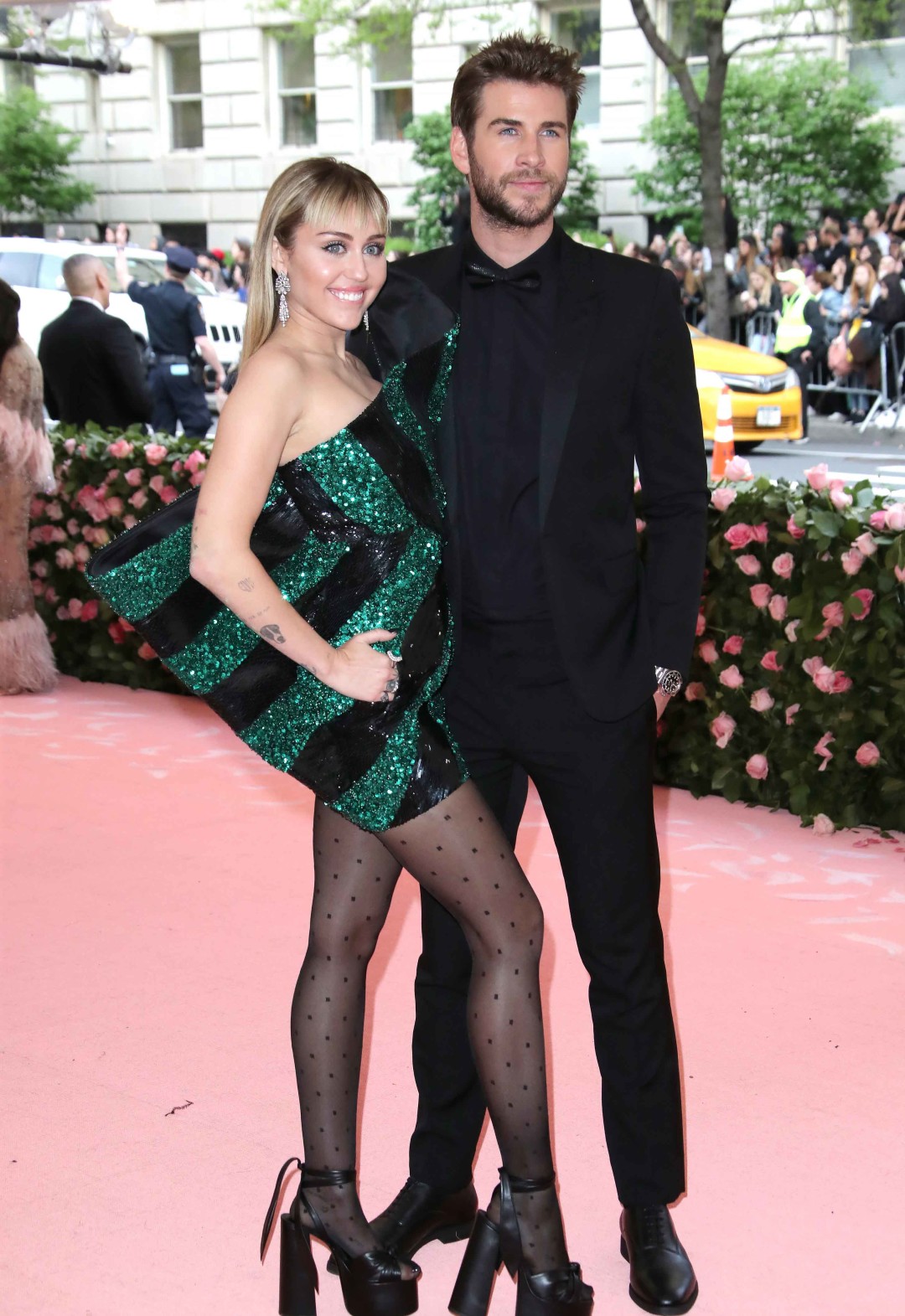 Лиам Хемсворт и Майли Сайрус в Saint Laurent и в украшениях Bvlgari