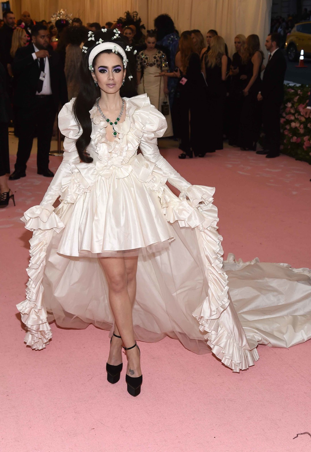 Лили Коллинз в Giambattista Valli