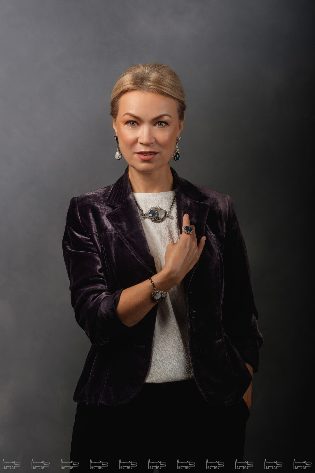 На Елене украшения «Внутренняя гармония», лунный камень (Индия), лабрадорит (Мадагаскар), серебро 925°