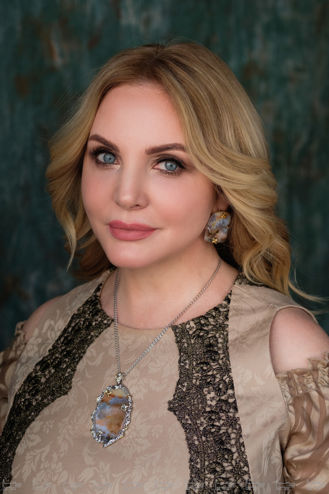 На Алене украшения «Аленький цветочек», агат пейзажный (Казахстан, Алматы), серебро 925°