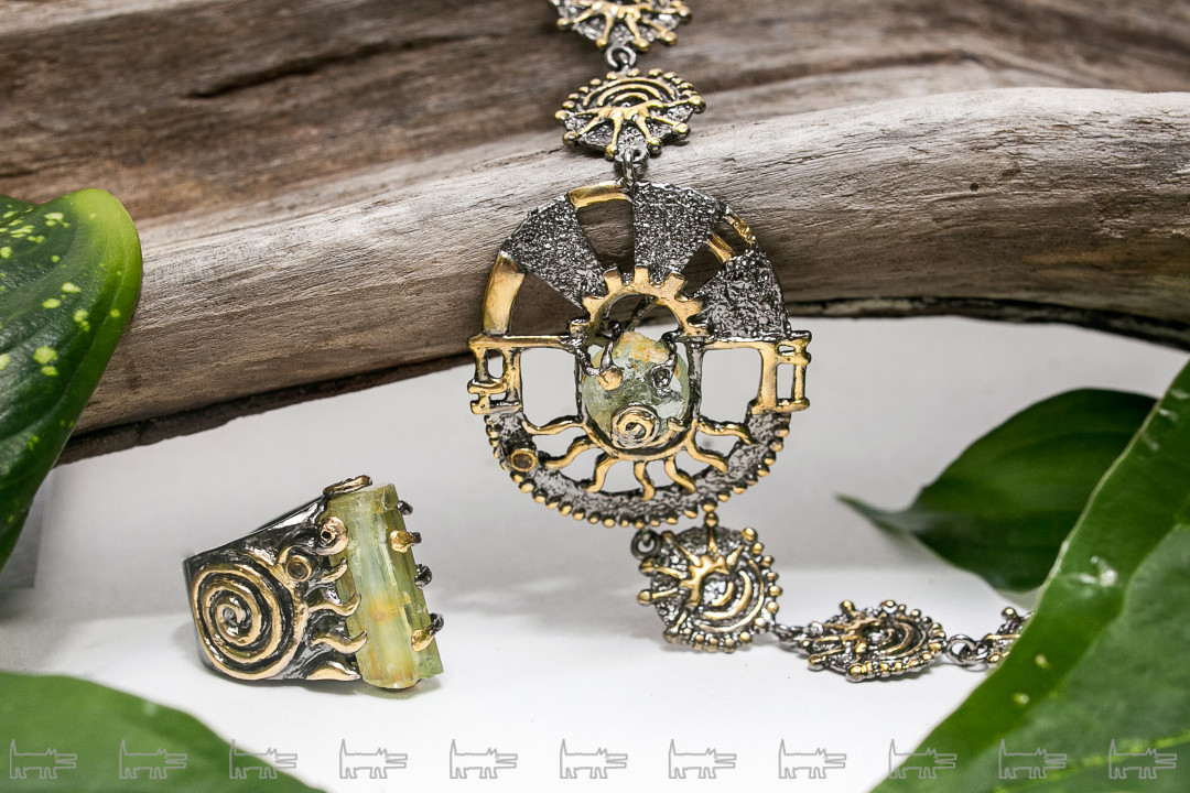 Коллекция «Солнечная капсула» Это украшение для той, что озаряет собою мир. Ее по-детски счастливый смех рассыпает солнечных зайчиков. Своей яркостью