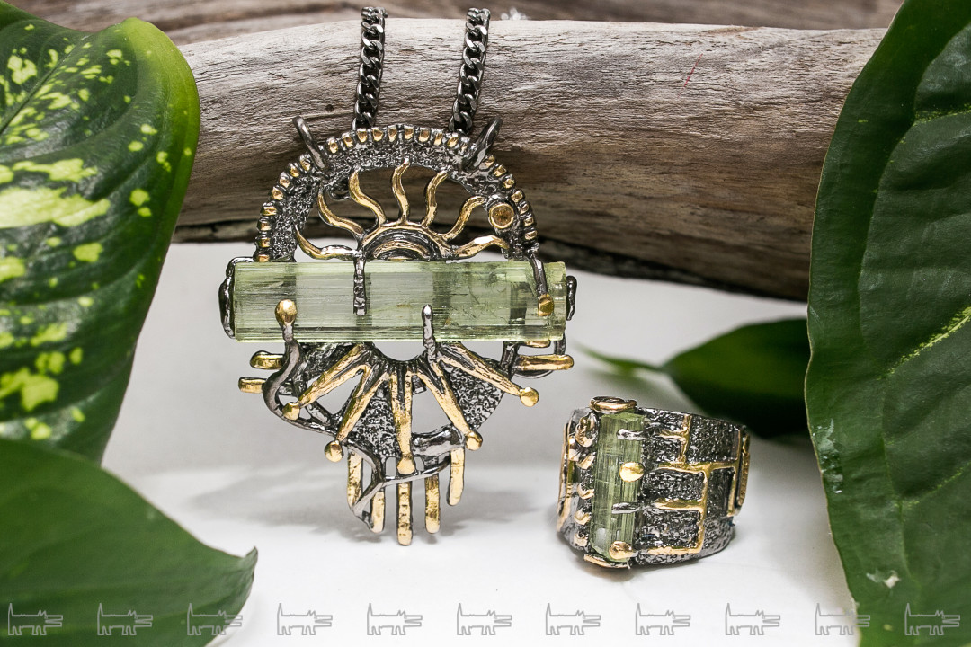 Коллекция «Солнечная капсула» Это украшение для той, что озаряет собою мир. Ее по-детски счастливый смех рассыпает солнечных зайчиков. Своей яркостью