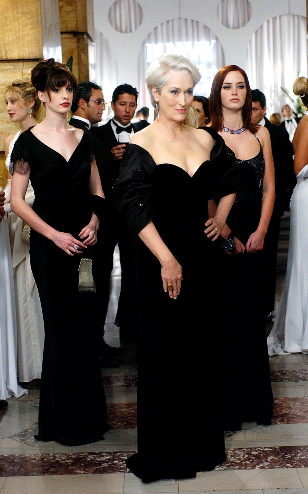 Андреа Сакс (Энн Хэтэуэй), Миранда Пристли (Мэрил Стрип) и Эмили Чарлтон (Эмили Блант) в фильме «Дьявол носит Prada» (2006)