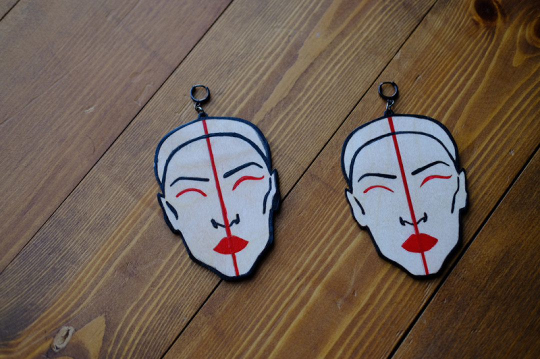 Серьги в виде логотипа бренда #НаСтиле — красная линия в центре лица олицетворяет жизнь.