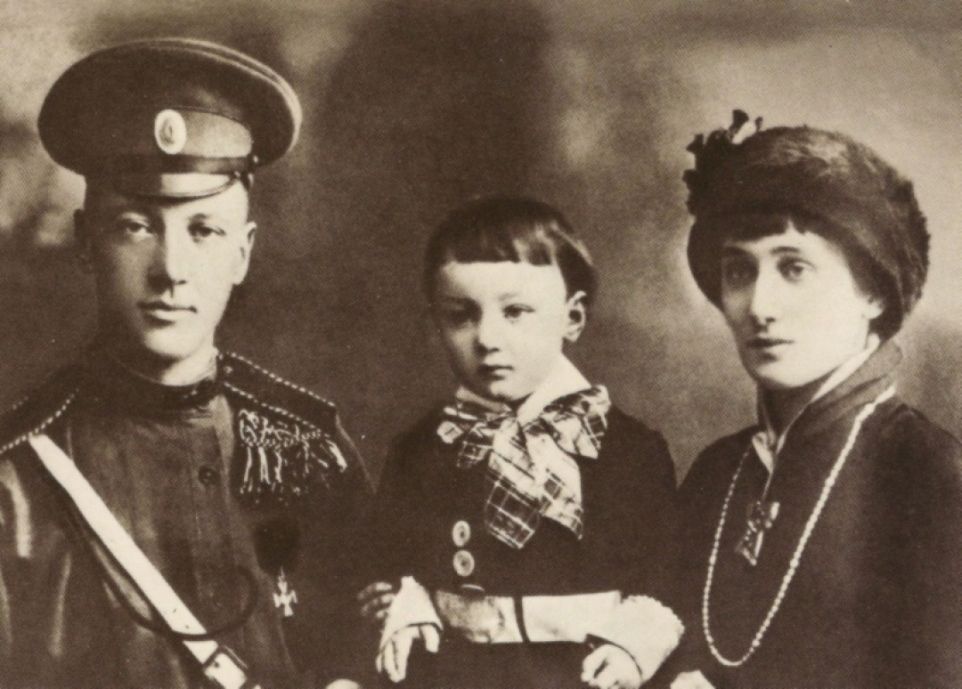 Анна Ахматова и Николай Гумилев с сыном Львом. 1915 год