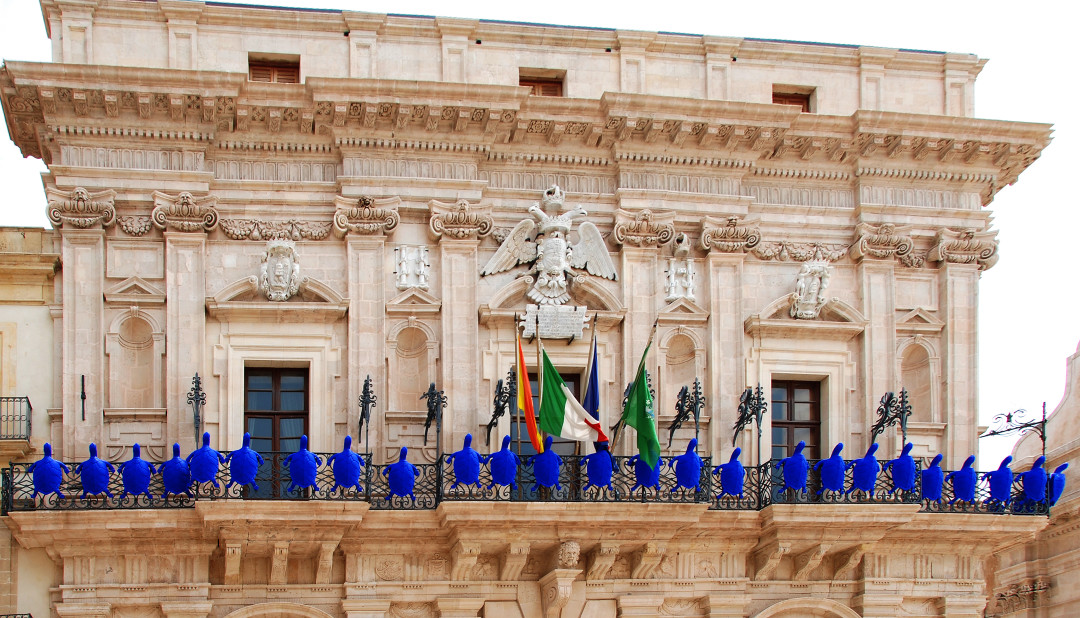 Инсталляция группы Cracking art в Сиракузах в 2009 году