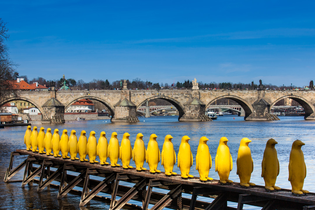 Инсталляция арт-группы Cracking art в Праге в 2018 году