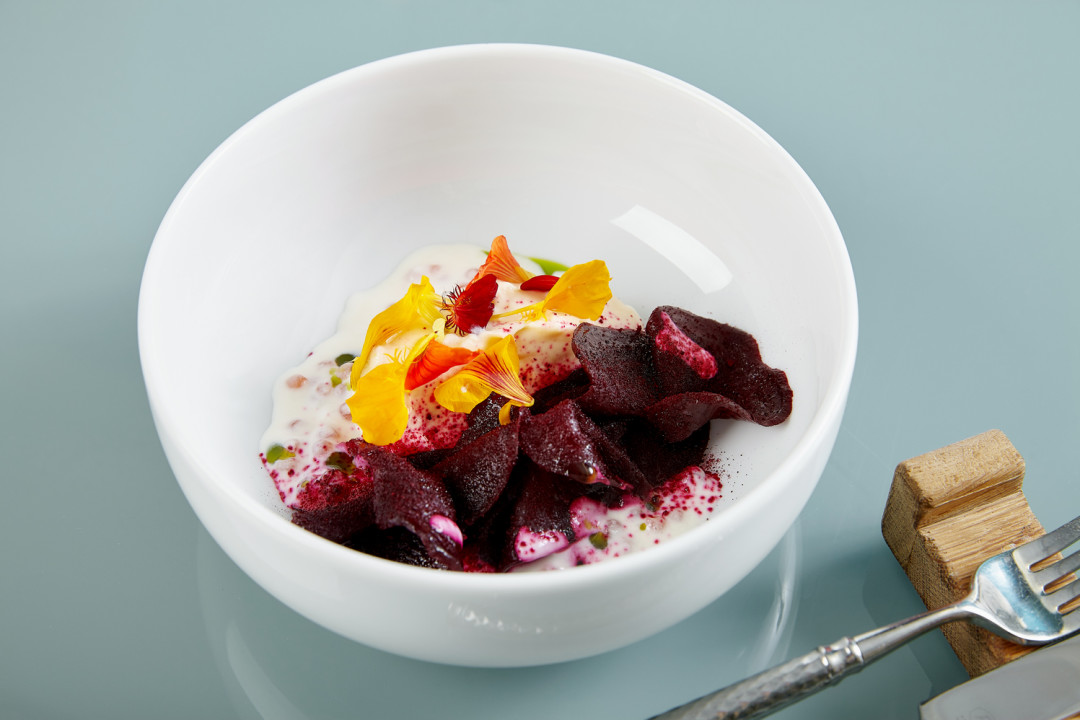 Копченая свекла со сметаной из репы и красной икрой, 450 руб.