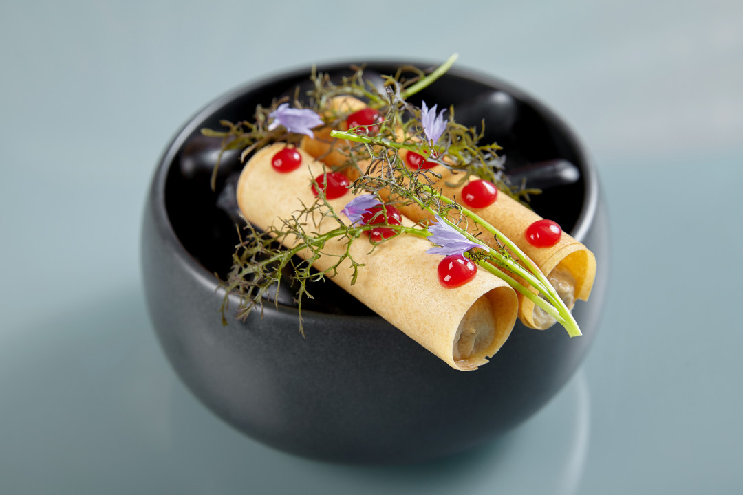 Трубочки с паштетом из печени трески и малиновым соусом, 420 руб.