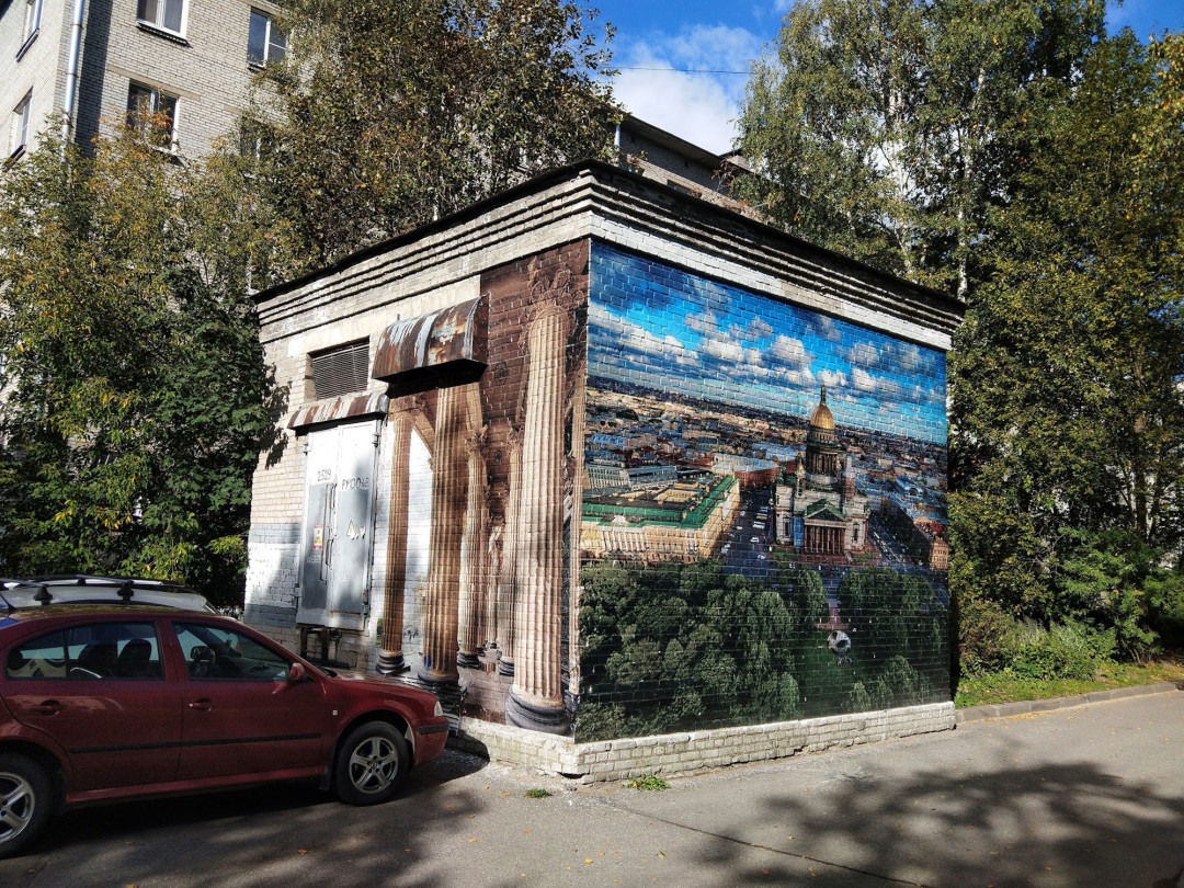 Команда Олега нанесла изображение с Исаакиевским собором на трансформаторную подстанцию на проспекте Науки,